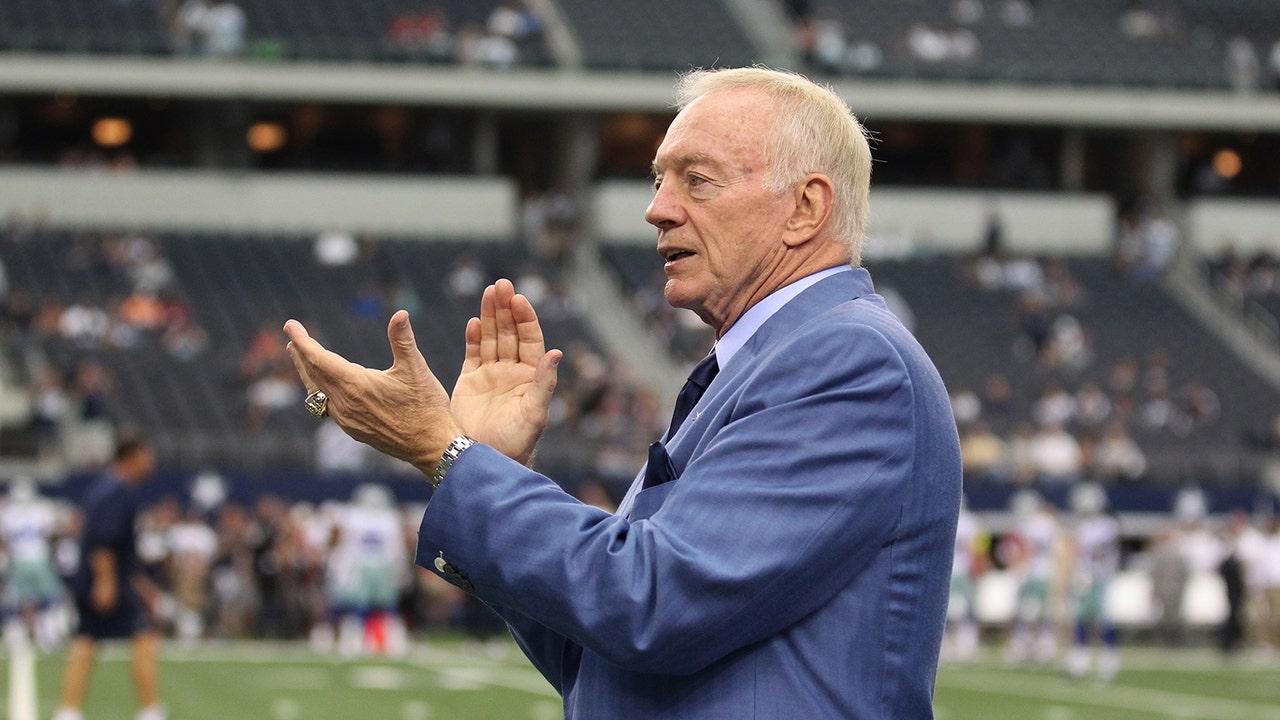 Jerry Jones rocked the Cowboys' world 25 years ago. Now he needs to do it again